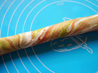 7、雨花石汤圆,搓完之后来回折叠，直到颜色均匀散布于面团中