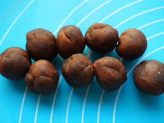 8、雨花石汤圆,将枣泥馅搓成5g左右大小的剂子待用