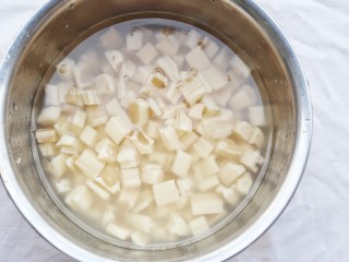 2、下饭神器小炒藕丁,莲藕去皮洗净，切成藕丁泡入水中。