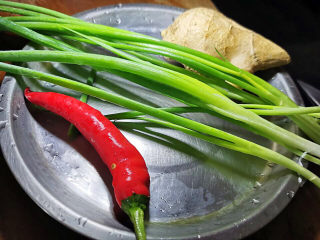 3、小炒牛肉,红辣椒,葱、姜