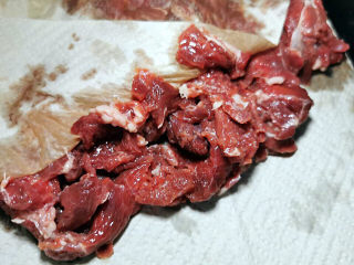 7、小炒牛肉,用厨房纸巾吸干水分