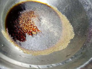 8、小炒牛肉,腌肉酱有胡椒粉、糖,生抽,料酒拌匀