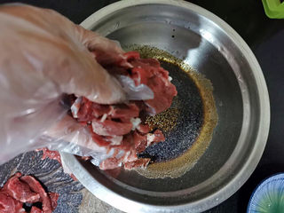 9、小炒牛肉,把牛肉放入腌料盆