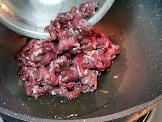 16、小炒牛肉,热锅冷油,下牛肉