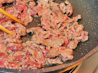 18、小炒牛肉,见牛肉变色,立马取出来