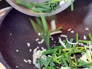 20、小炒牛肉,加入葱