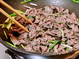 21、小炒牛肉,牛肉倒进来