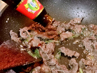 22、小炒牛肉,加入蚝油