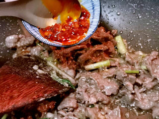 23、小炒牛肉,加入豆瓣酱搅拌