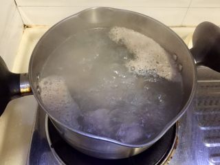 4、辣冬瓜排骨煲,锅中接适量水，放入排骨，水开撇去血末，捞出排骨