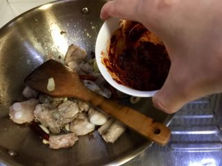 12、辣冬瓜排骨煲,加入一勺郫县豆瓣酱，怕辣的亲可以省略