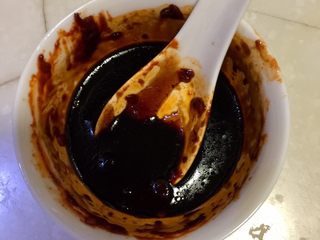 14、辣冬瓜排骨煲,用一勺生抽，一勺蚝油，一勺老抽，制成调味汁，当然大家也可以直接加入锅中