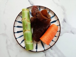 1、莴笋炒木耳,准备食材。