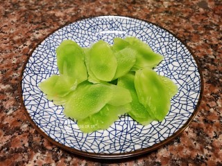 2、莴笋炒木耳,将莴笋去皮洗净切成薄片。