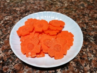 3、莴笋炒木耳,将胡萝卜洗净切成薄片。