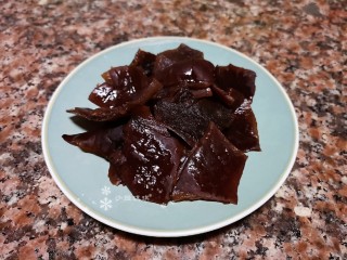 4、莴笋炒木耳,将木耳洗净撕成小块。