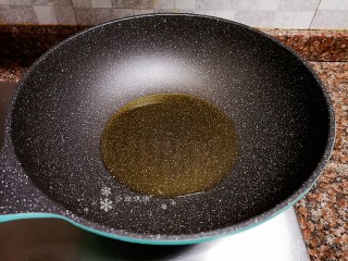 5、莴笋炒木耳,热锅倒油烧至八成热。