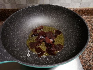 6、莴笋炒木耳,放入木耳翻炒均匀。