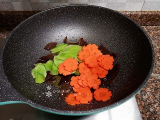 7、莴笋炒木耳,放入莴笋和胡萝卜翻炒均匀。