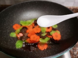 8、莴笋炒木耳,放入适量盐翻炒均匀。