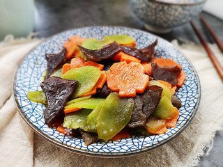 11、莴笋炒木耳,非常快手又好吃的一道菜！