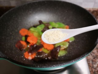 10、莴笋炒木耳,最后放入适量鸡精翻炒均匀即可出锅。