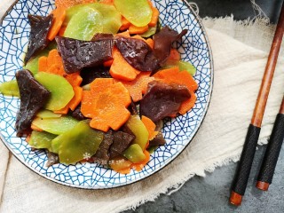 12、莴笋炒木耳,营养丰富！