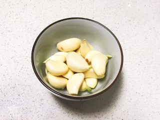 1、响油萝卜干,把大蒜清洗干净