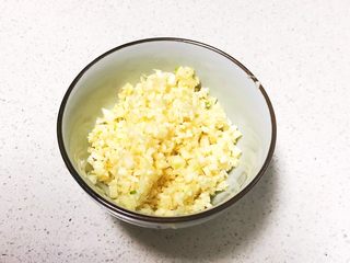 2、响油萝卜干,切成蒜末