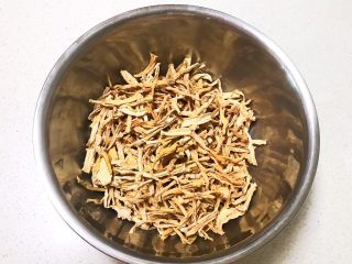 4、响油萝卜干,把萝卜干剪成小段