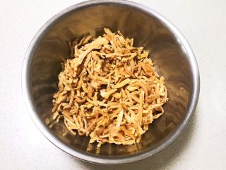 5、响油萝卜干,把萝卜干用温水清洗干净，要多洗几次才行