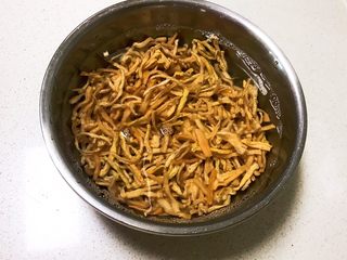 6、响油萝卜干,用冷水泡发萝卜干，大约浸泡80分钟左右