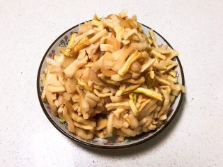 8、响油萝卜干,用手攥干水份