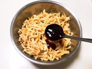10、响油萝卜干,加入蚝油