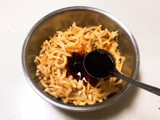 11、响油萝卜干,加入生抽