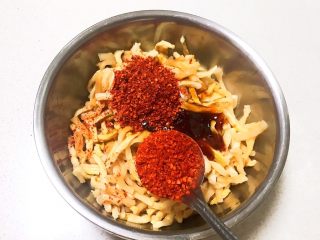 14、响油萝卜干,加入曾香辣椒粉