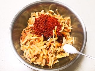 15、响油萝卜干,加入精盐