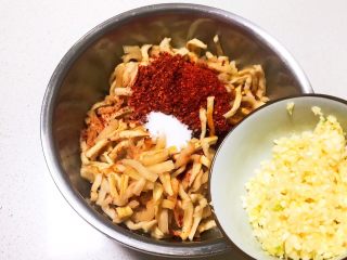 16、响油萝卜干,加入蒜末