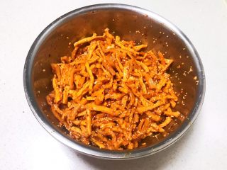 22、响油萝卜干,调匀即可