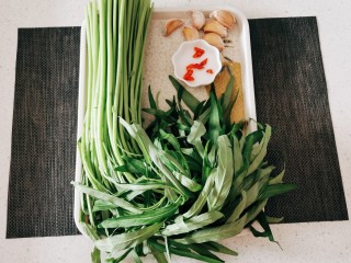 1、蒜蓉空心菜,食材准备好 红尖椒切圈