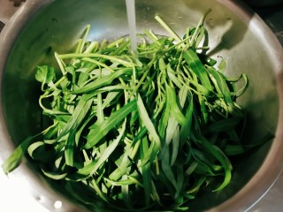 2、蒜蓉空心菜,空心菜摘洗干净 控干水分