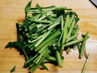 3、蒜蓉空心菜,切段备用