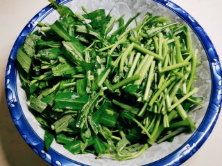 4、蒜蓉空心菜,尽量根部和叶子部分分开