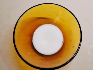 6、蒜蓉空心菜,淀粉加入4汤匙清水 制成水淀粉备用