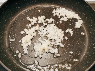 7、蒜蓉空心菜,起油锅 油热后放入蒜末 炒出香味