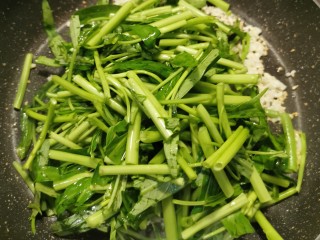 8、蒜蓉空心菜,放入空心菜的根部