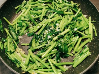 9、蒜蓉空心菜,快速翻炒均匀