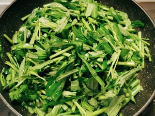 10、蒜蓉空心菜,放入叶子部分