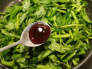 11、蒜蓉空心菜,放入蚝油