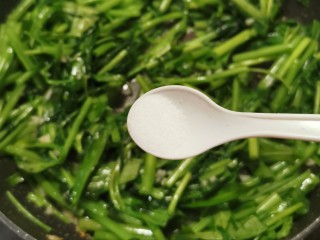 12、蒜蓉空心菜,放入盐调整味道